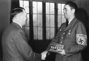 Albert Speer avec Adolf Hitler : Une photo des deux hommes se serrant la main.