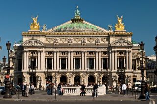 Opera House, París. Hay dos estatuas doradas en la cima, y el techo del edificio es verde.