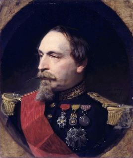 Retrato de Napoleón III en ropa tradicional. Además, tiene una barba blanca larga y la piel blanca pálida. 