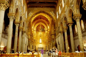 Vue intérieure de la Chapelle Palatine située au rez-de-chaussée au centre du Palazzo Reale.